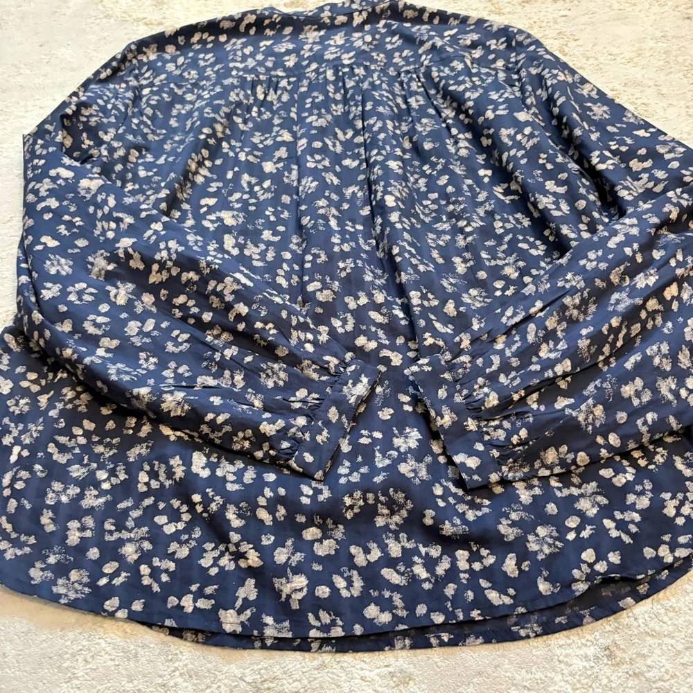 GAP Navy Blue Abstract Floral 1/2 Button Down Blouse Size Medium New With Tags - Picture 9 of 9